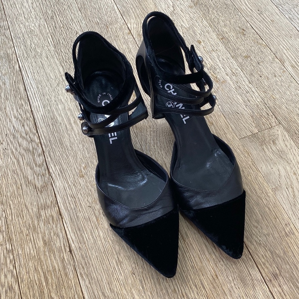 Chanel Leather Heels with Velvet Toe - Picture 2 of 6